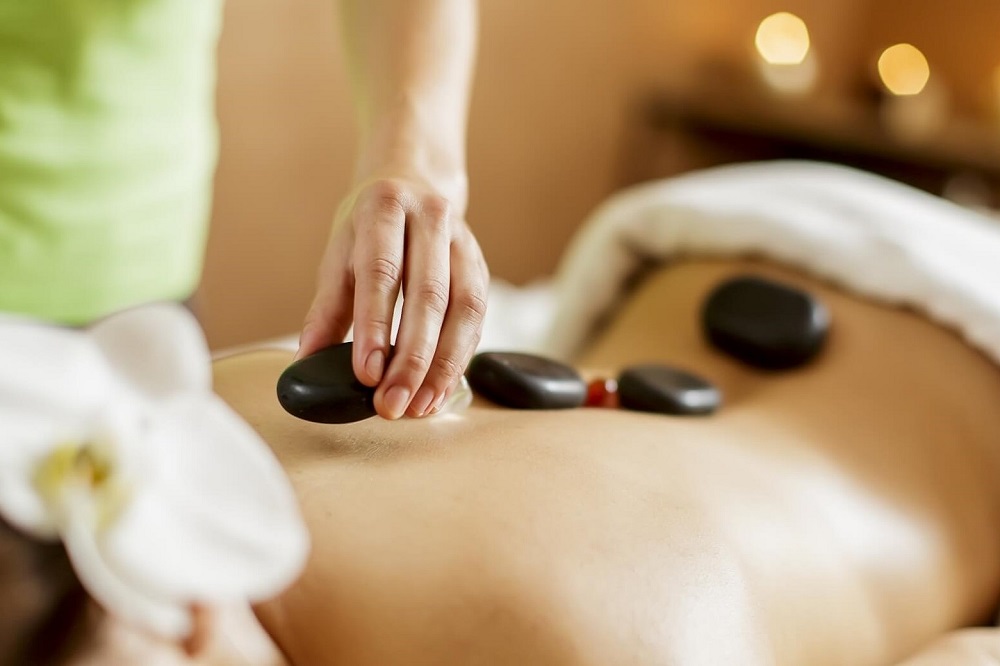 Massage đá nóng và những công dụng cho sức khỏe