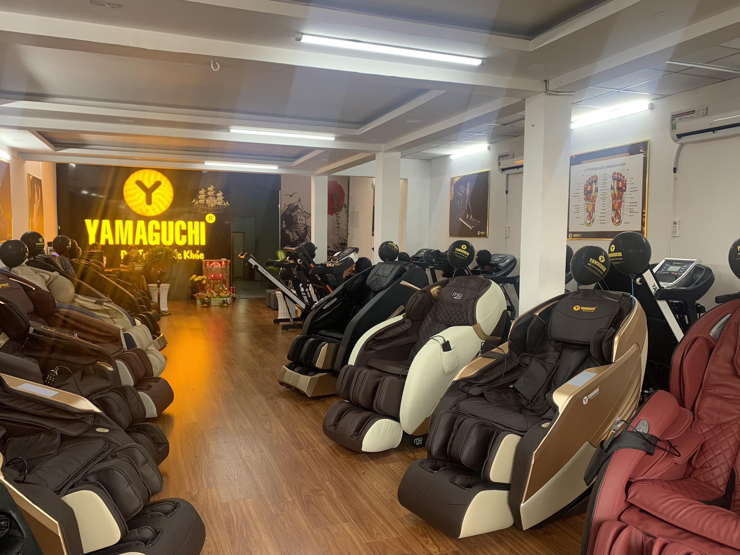 Một góc showroom ghế massage, máy chạy bộ tại Thanh Hoá