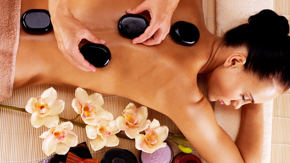 Những công dụng thần kỳ của phương pháp massage đá nóng
